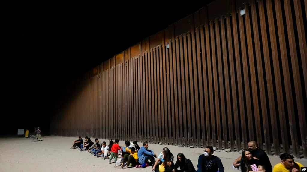 La medida que impulsaría la administración de Biden para impedir que inmigrantes pidan asilo en la frontera