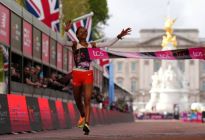 La etíope Yalemzerf Yehualaw gana el maratón de Londres