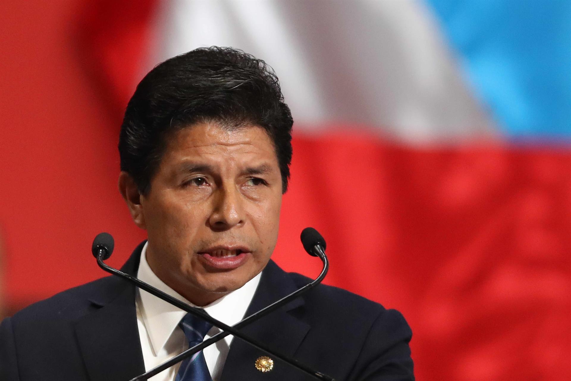 Preocupado, Pedro Castillo llamó a detener el “golpe de Estado” y debatir en Perú
