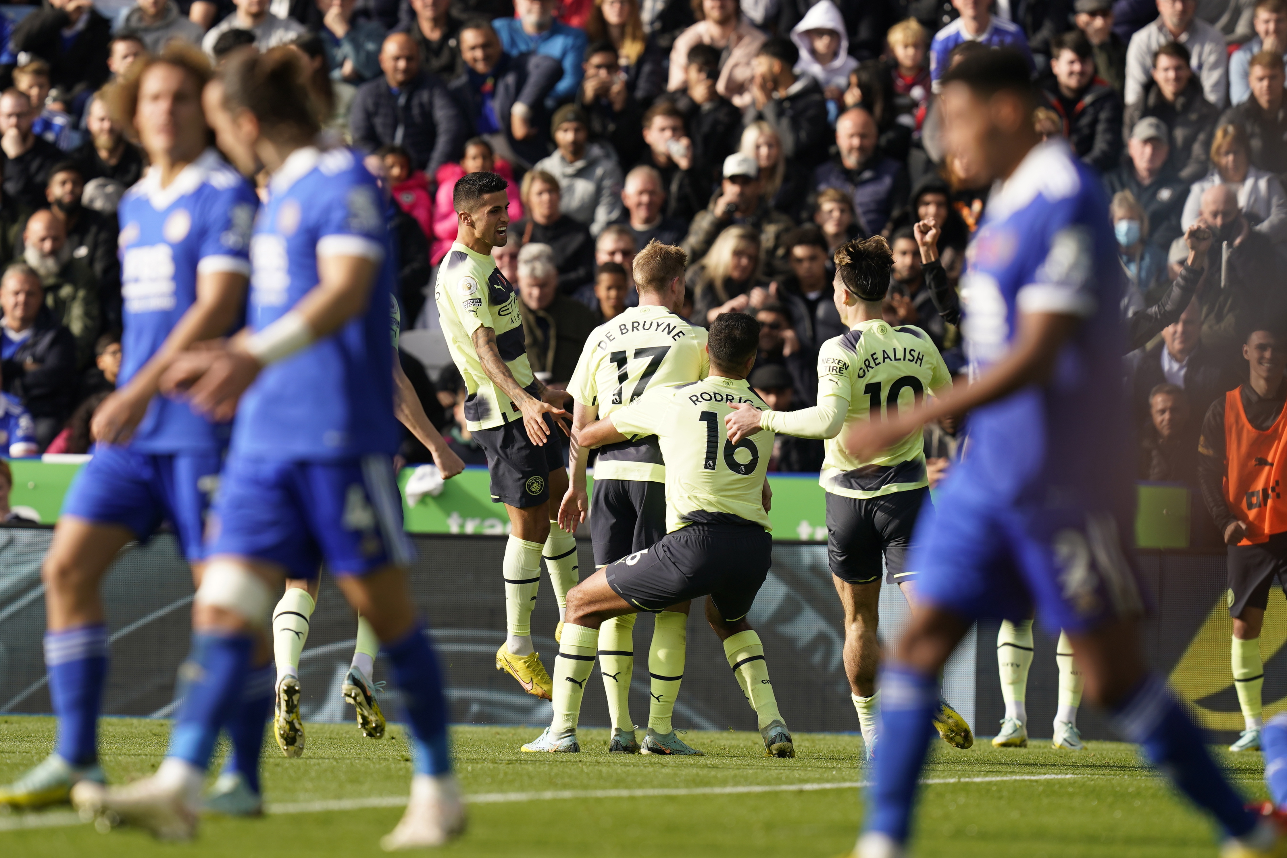 De Bruyne colocó al Manchester City como líder provisional de la Premier