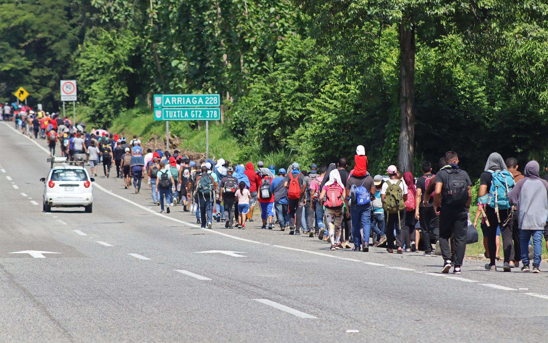 Migrantes venezolanos planean salir en caravana de la frontera sur de México