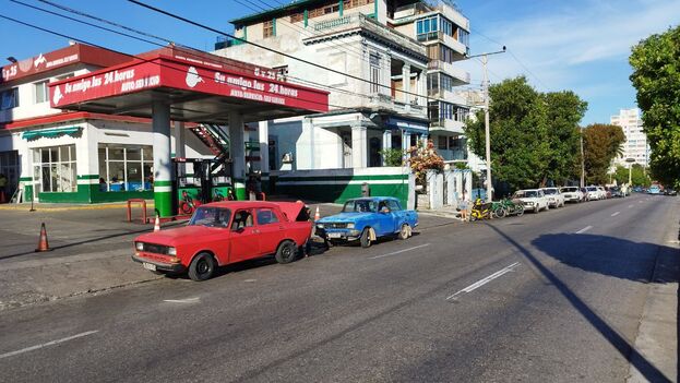 Resignación en las gasolineras desabastecidas o cerradas de La Habana