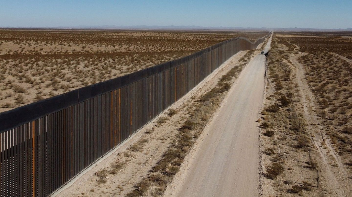 De a poco y en silencio: Gobierno de Biden completa partes del muro fronterizo de Trump