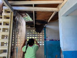 Se caen a pedazos techos, paredes y puertas de una escuela en San Félix (FOTOS)