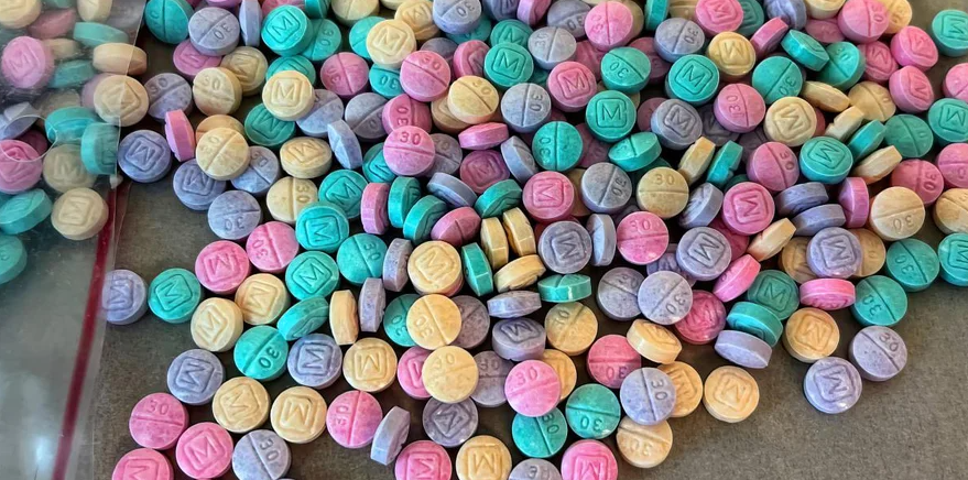 Fentanilo arcoíris, droga mortal en forma de caramelos que circula este Halloween