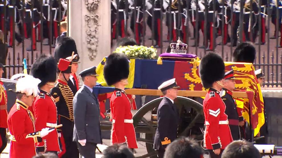 Encuentran muerto a uno de los soldados que escoltó el féretro de Isabel II