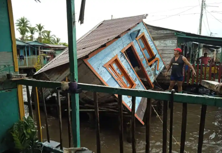 Fuerte oleaje ha derribado al menos dos palafitos en Zulia este #9Oct (Imágenes impactantes)