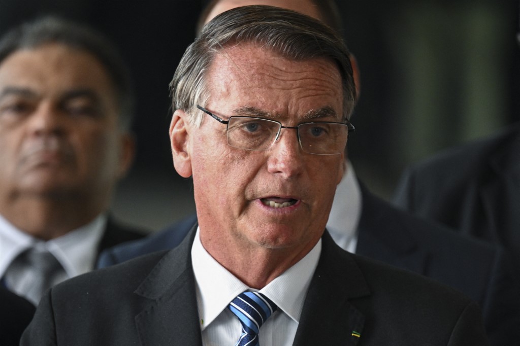 Jair Bolsonaro fue ingresado a un hospital de Brasilia por un fuerte dolor abdominal