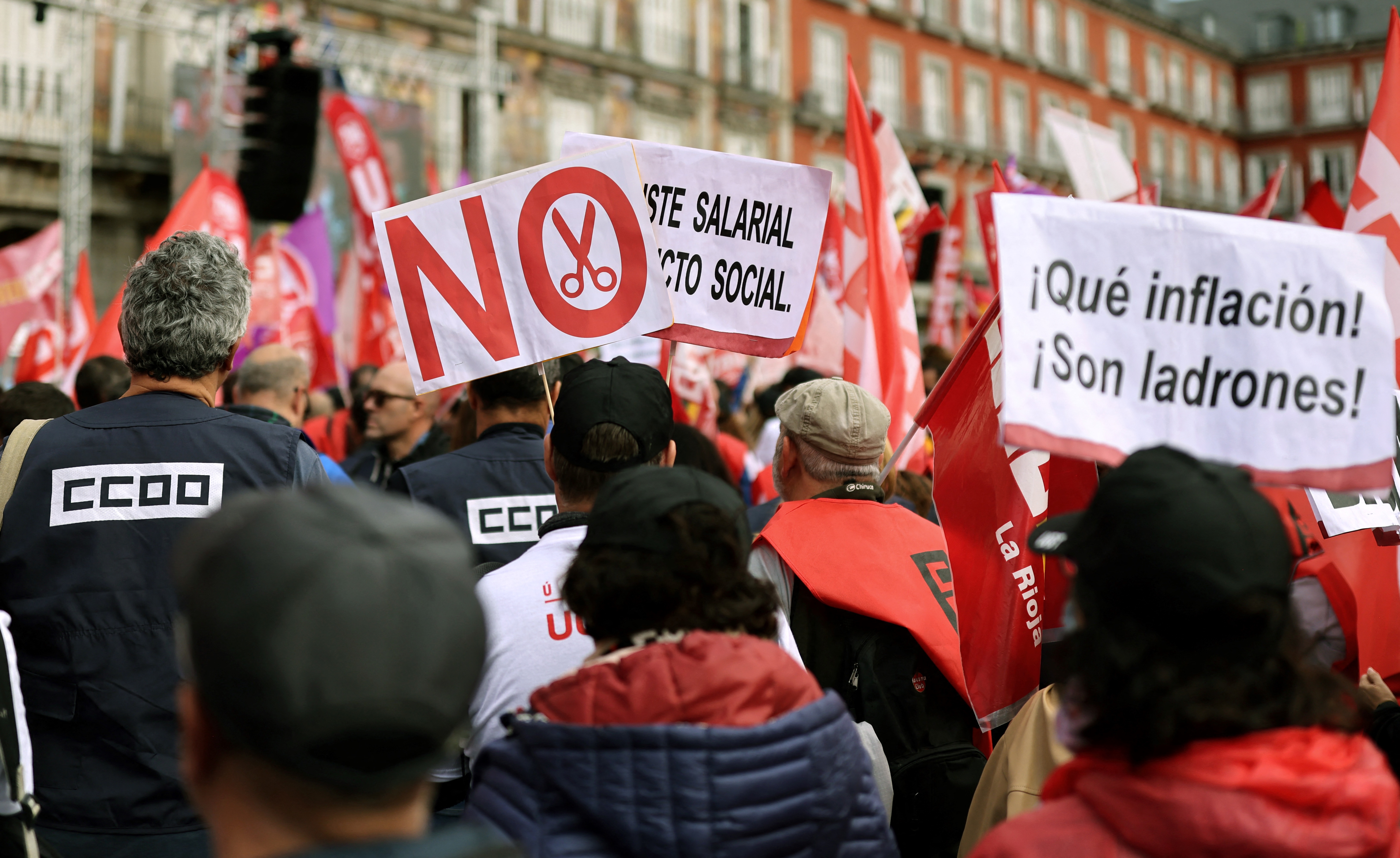 Miles de personas marchan en Madrid para reclamar aumento del salario frente a una implacable inflación