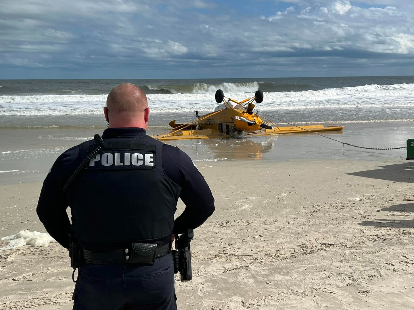 Avioneta se estrella aparatosamente en playa de Florida y milagrosamente el piloto sale ileso (FOTOS)