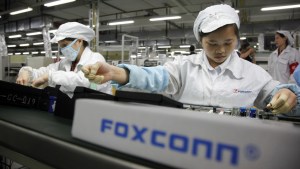 China confinó la mayor fábrica de iPhone del mundo por un brote de Covid-19