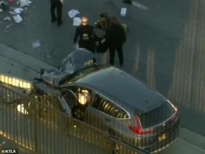 Más de una veintena de oficiales heridos en California por brutal arrollamiento de un auto