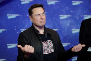 Elon Musk trabaja gratis para Tesla, pero eso podría cambiar