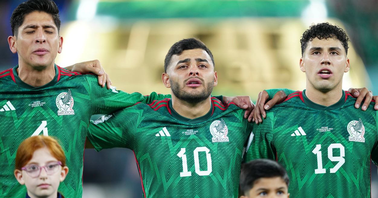 Emotivo momento cuando el delantero mexicano Alexis Vega rompió a llorar escuchando el himno de su país en Qatar 2022 (VIDEO)