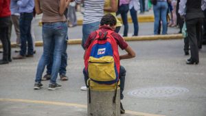 Jóvenes venezolanos se alejan de las aulas desmotivados y por la necesidad de ir a trabajar