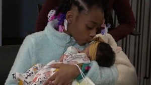 Conmovedor acto en EEUU: Niña ayudó a dar a luz a su mamá mientras era asistida por el 911