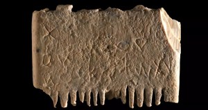 Una oración contra los piojos escrita en un peine de hace casi cuatro mil años (FOTO)