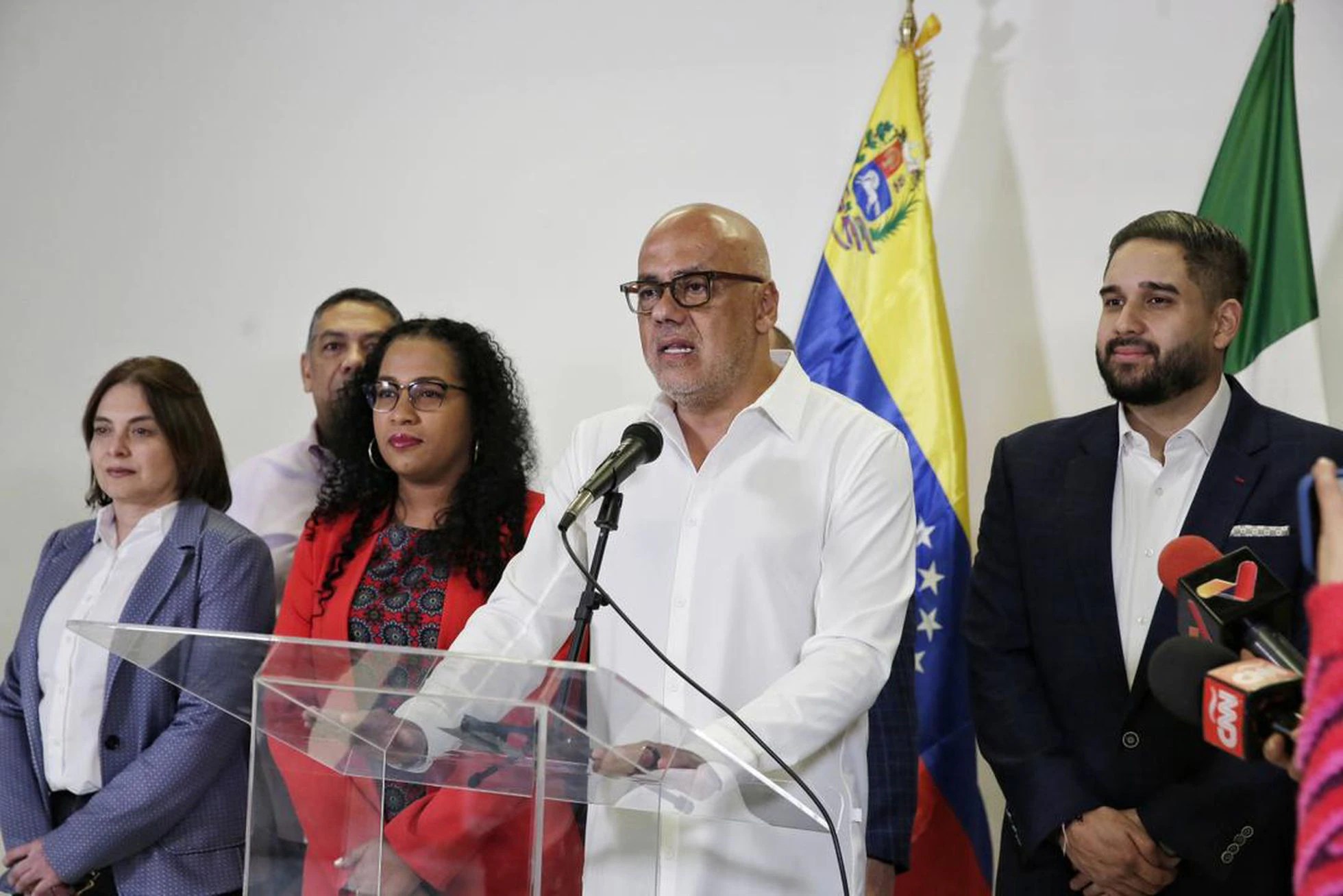 Régimen de Maduro y oposición acuerdan descongelar entre tres mil y cinco mil millones de fondos estatales en el extranjero