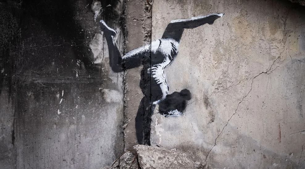 El enigmático Banksy plasmó uno de sus grafiti sobre edificio en ruinas de Ucrania