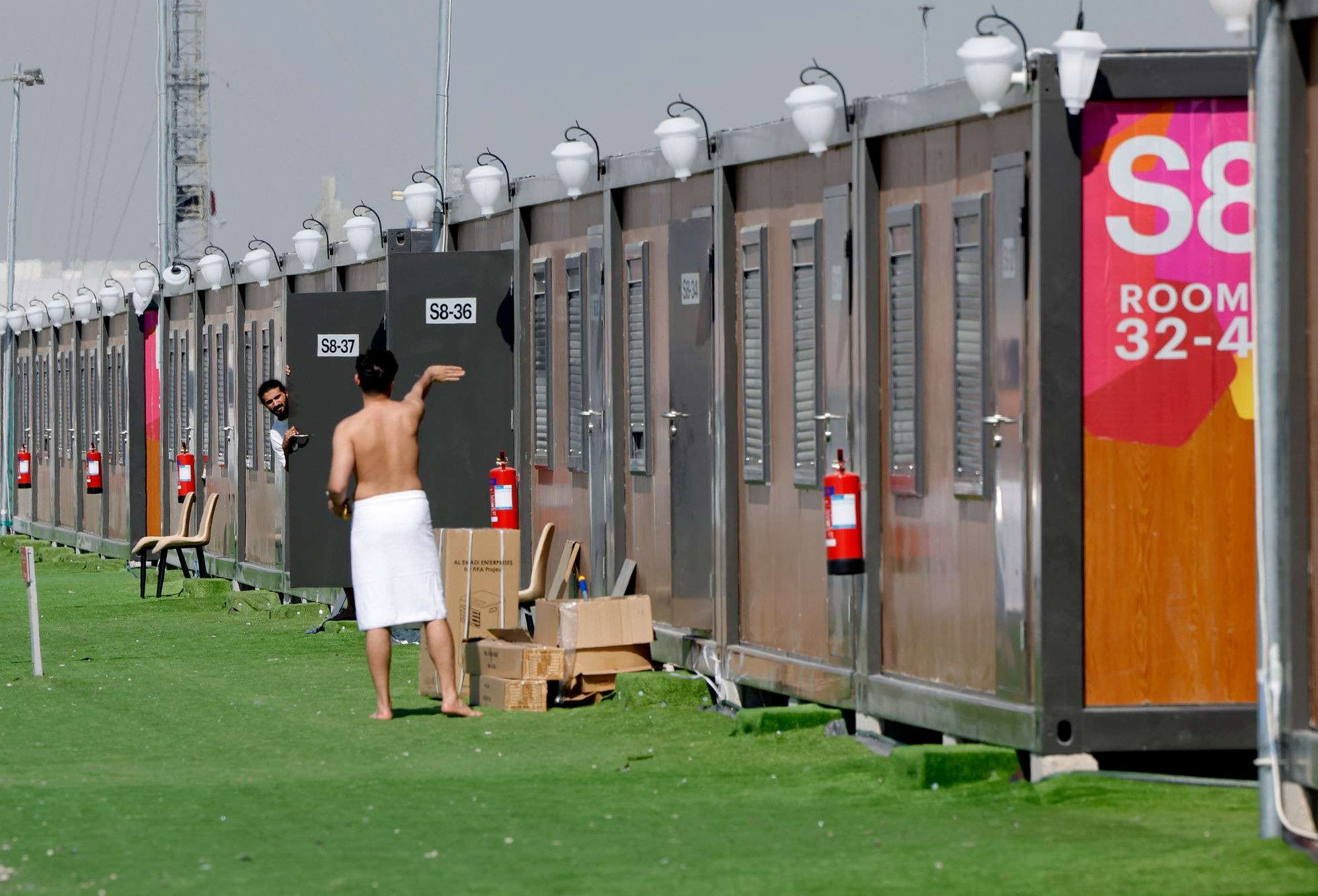 Dormir en una caja a 200 dólares la noche para asistir al Mundial de Qatar (VIDEOS)