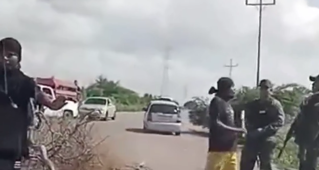 Indígenas yukpas trancan carreteras y se enfrentan hasta a la GNB para conseguir dinero en Zulia (Videos)