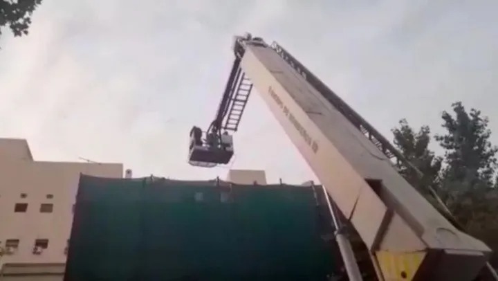 Ladrón con vértigo intentó escapar por los techos de un edificio, pero acabó pidiendo rescate (VIDEO)