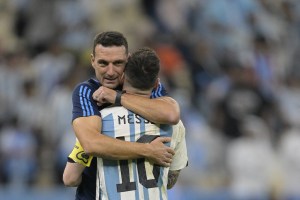 Scaloni desbancó a Maradona y afirmó que “Messi es el mejor de la historia”