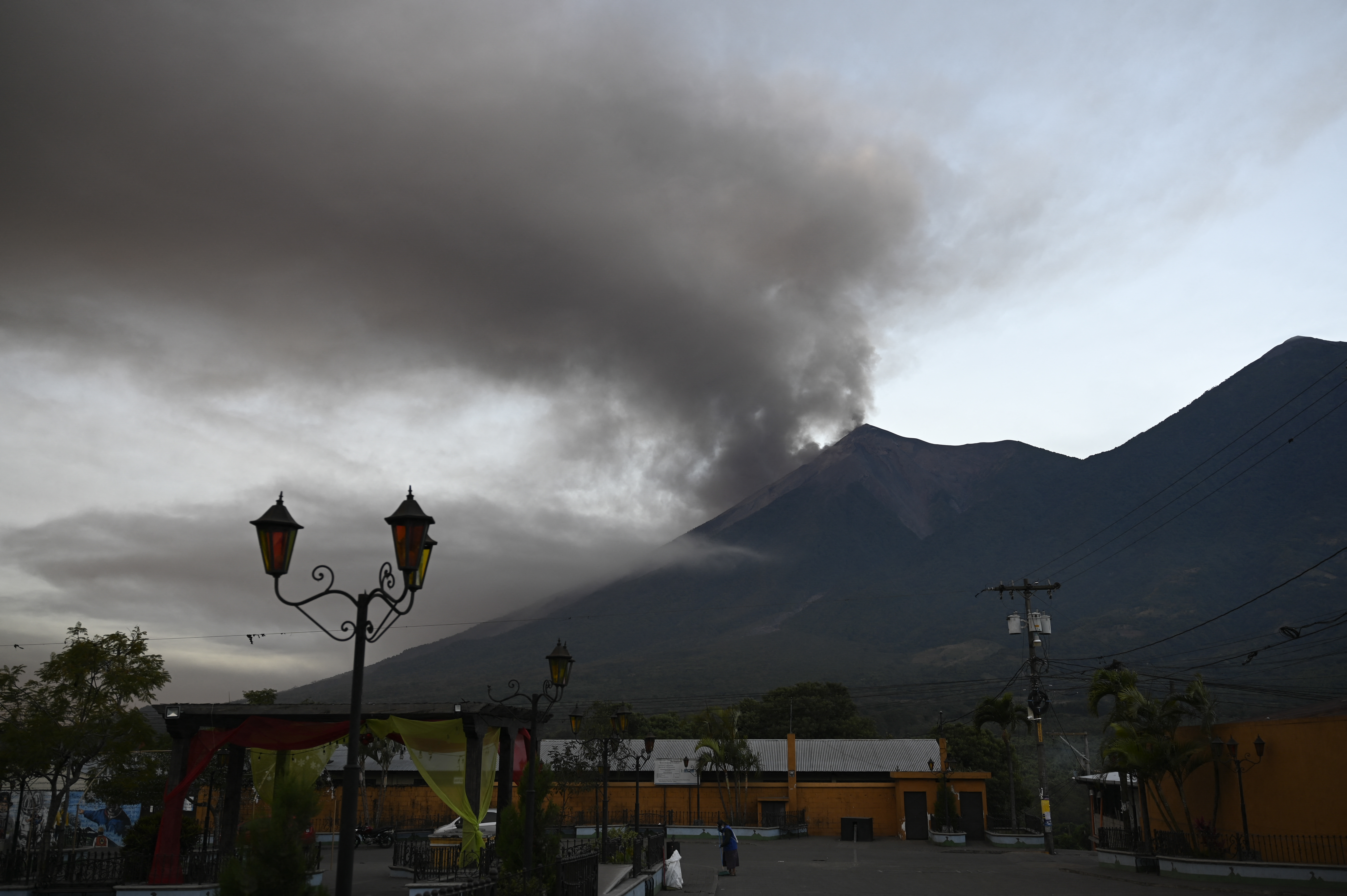 Cerraron el principal aeropuerto de Guatemala tras la erupción del volcán de Fuego