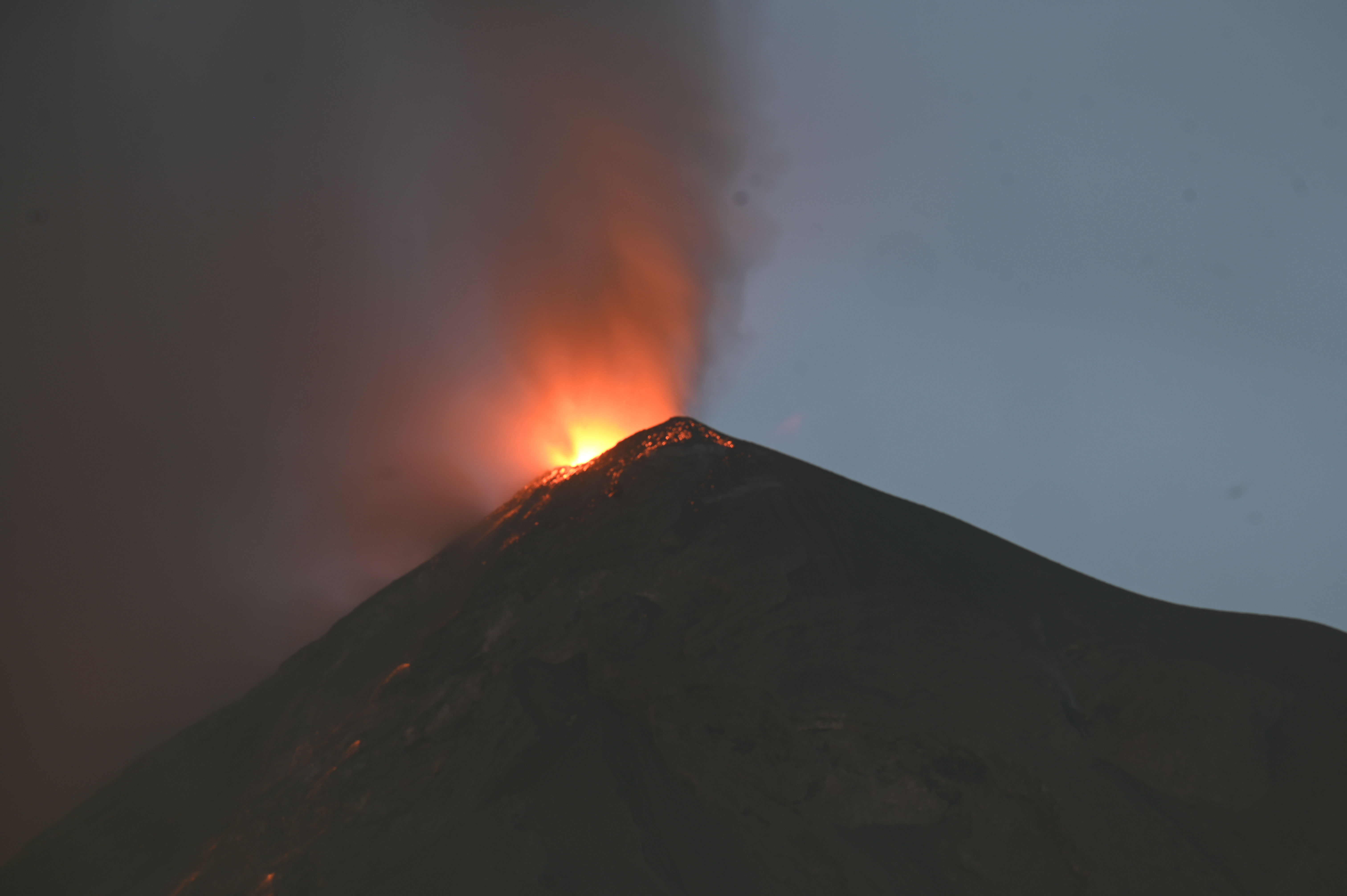 EN IMÁGENES: volcán de Fuego en Guatemala entró en erupción y despertó la alarma entre los habitantes