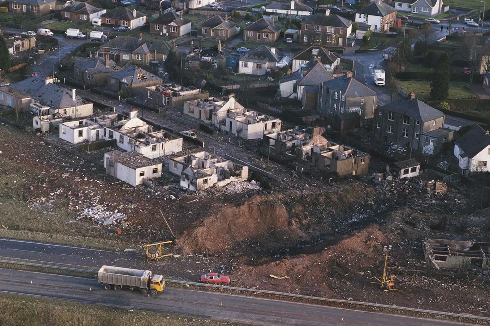 La tragedia de Lockerbie: la bomba que desintegró un avión y sembró cadáveres en los jardines de un pueblo escocés