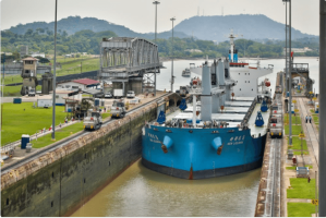 Al menos un herido en incidente de buque que se salió del cauce en el Canal de Panamá