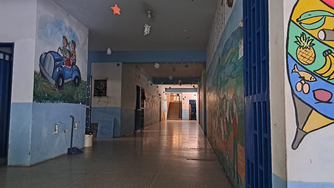En una escuela de San Cristóbal los niños ven clases con bombillos recargables… ¡tienen ocho meses sin electricidad!