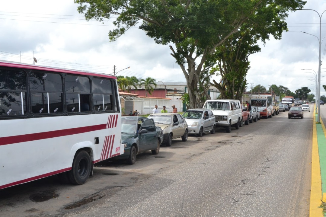 Recrudecen colas en Maturín por desabastecimiento de gasolina (IMÁGENES)