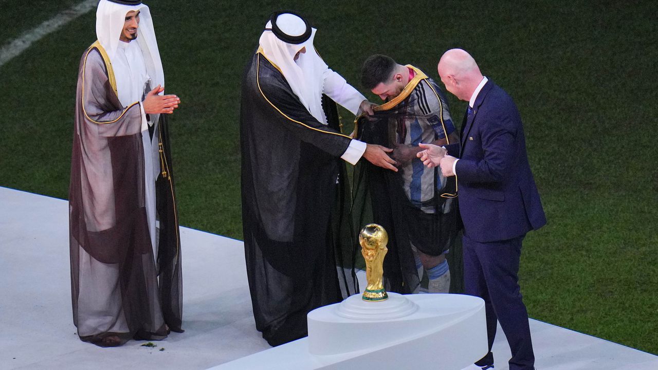 Va a traer consecuencias muy fuertes: vidente sobre túnica que le pusieron a Messi en Qatar (VIDEO)