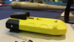 El arma estilo “Batman” que prueba policía en Florida para inmovilizar personas “sin dolor”