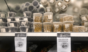 La inflación obliga a los venezolanos a comprar de antemano los ingredientes de su plato navideño
