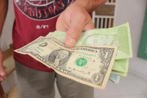 Devaluación sigue sin freno en Venezuela: dólar oficial superó barrera de los 34 bolívares
