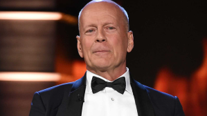 Esposa de Bruce Willis pide a los periodistas que mantengan la distancia y “no griten a su esposo”