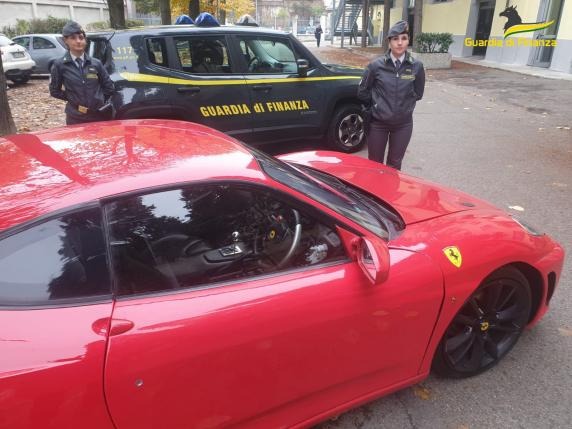 Construyó su propio Ferrari a partir de un Toyota, pero le incautaron el auto por este motivo (VIDEO)