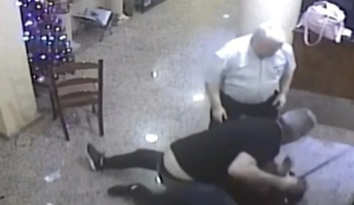 El dueño de un hotel le dio una paliza a un ladrón que intentó asaltarlo (VIDEO)