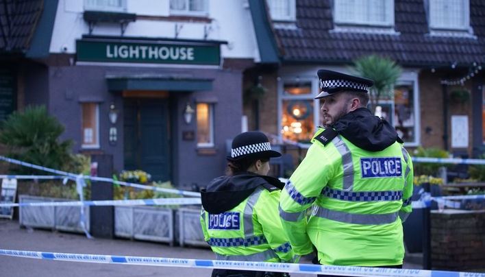 Mujer murió tiroteada en un “pub” cerca de Liverpool