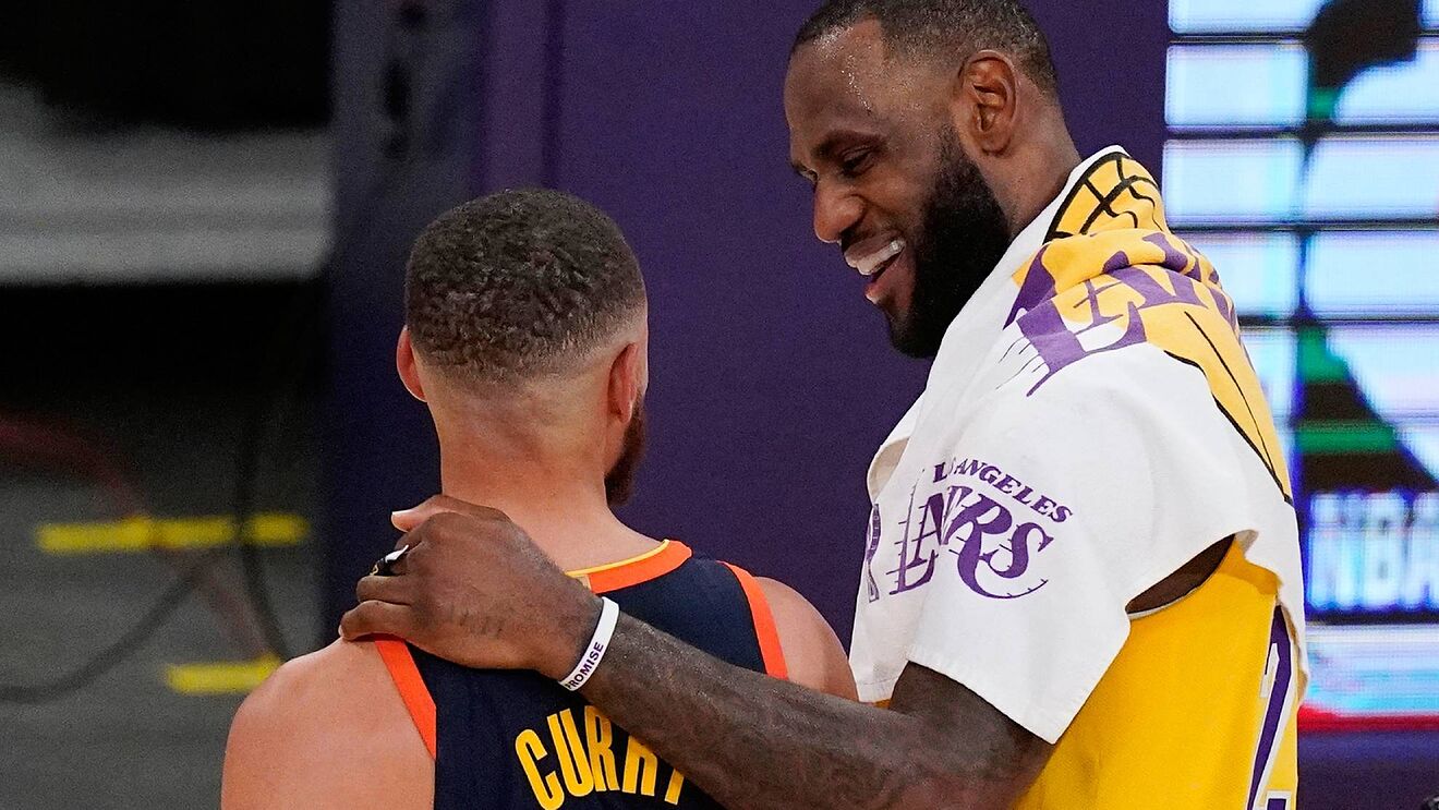 Stephen Curry y LeBron James lideran la lista de las camisetas más vendidas de la NBA