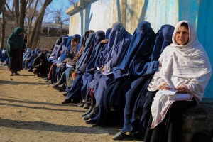 Mujeres afganas de la ONU siguen trabajando y desafían el veto de los talibanes