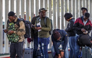 Migrantes y activistas en Tijuana ven esperanzas en reunión entre México y EEUU