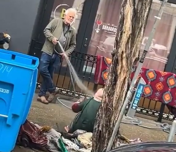 Dueño de galería de arte en San Francisco tira agua con una manguera a mujer sin techo en pleno invierno (VIDEO)