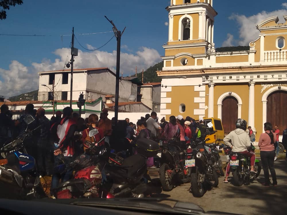 Grupo de chavistas “sin oficio” y trabajadores obligados trancaron el centro de Mérida por el cuentico de las “sanciones”