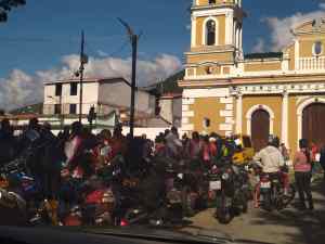 Grupo de chavistas “sin oficio” y trabajadores obligados trancaron el centro de Mérida por el cuentico de las “sanciones”