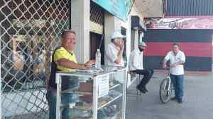 Anzoátegui: Abuelitos se las ingenian vendiendo chupeticas o cuidando carros para poder comer