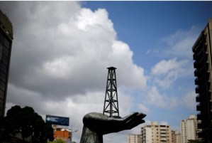 Exclusive: Venezuela’s PDVSA freezes most oil exports for contract reviews