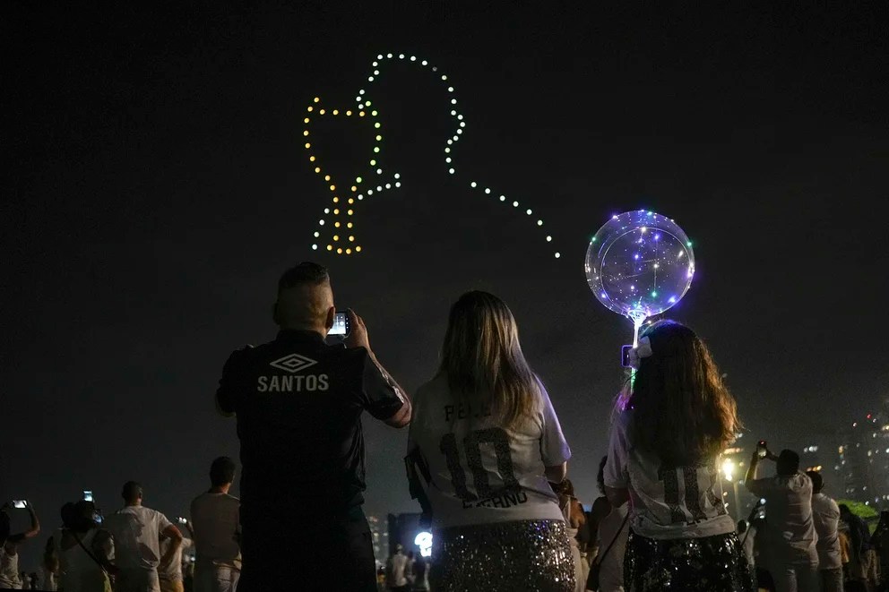 El emocionante homenaje a Pelé con drones durante festejos de Año Nuevo en una playa de Santos (VIDEO)